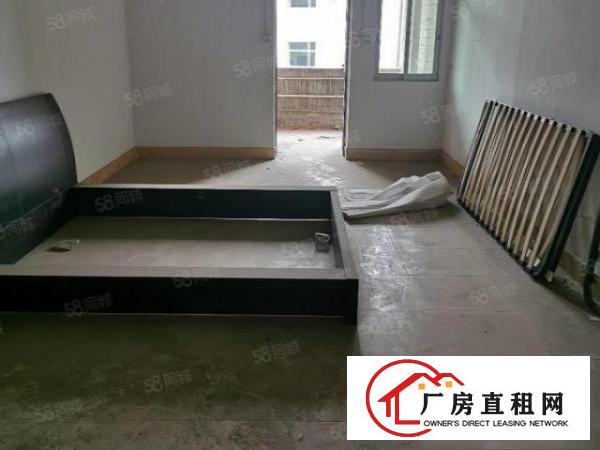  原房东实际面积出租，空地超大。